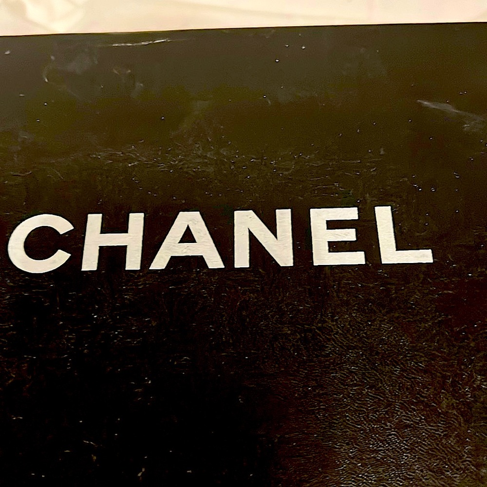 Elegant, classic Chanel flats . Size 41 . Amazing condition. Authentic .